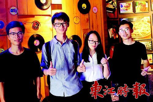 劉志良（左二）和他的團隊。
